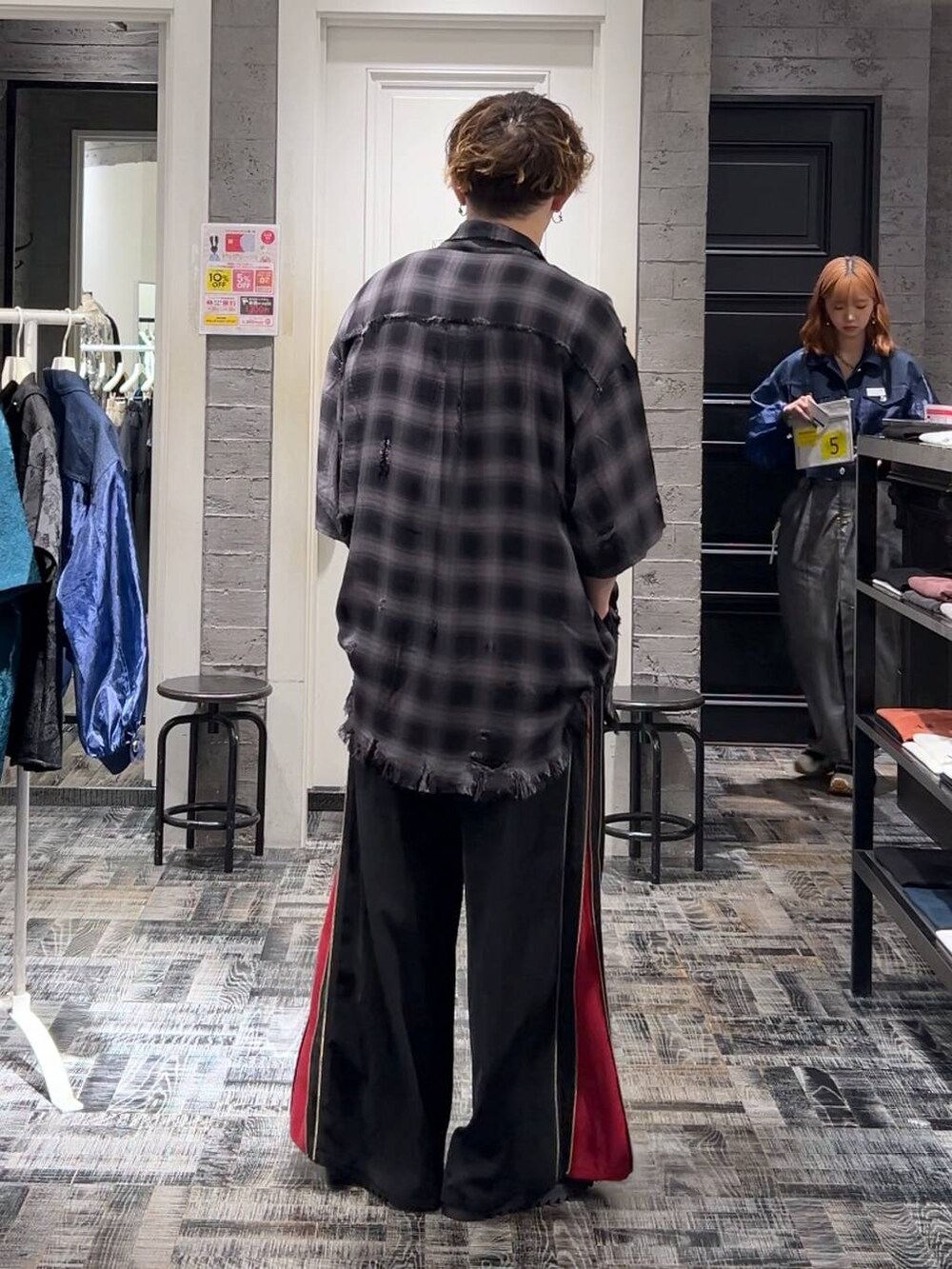 レッド系のその他パンツ、ブラック系のドレスシューズ、グレー系のTシャツ/カットソーを着用したメンズの夏コーディネートの3枚目の写真