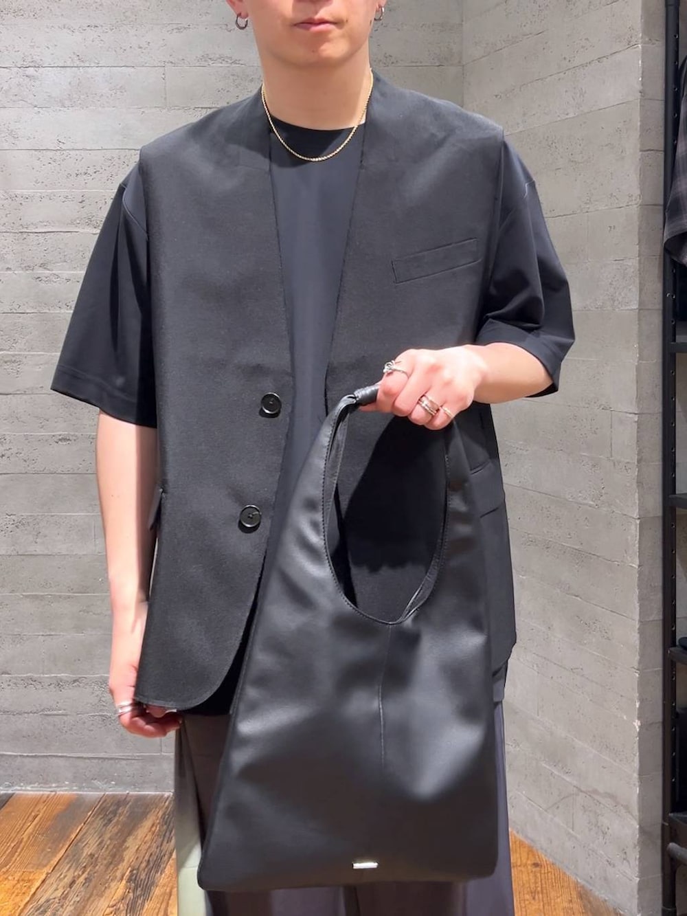「HARE、低身長、きれいめ、モード、オーバーサイズ、トートバッグ、ワイドパンツ、Tシャツ、夏コーデ」｜「HAREのSMALLサンカクトート(HARE)（トートバッグ、ブラック系）」を使った、HARE     もりたいさん（メンズ・168cm）の夏コーディネートの5枚目の写真