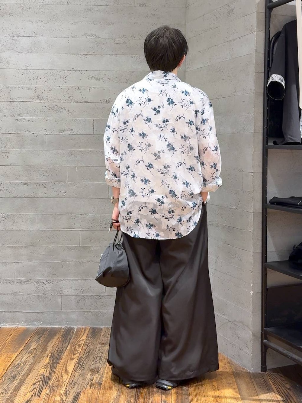 ブラック系のショルダーバッグ、ブラック系のサンダル、ホワイト系のTシャツ/カットソーを着用したメンズの夏コーディネートの3枚目の写真