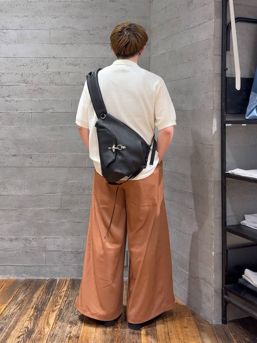 ブラック系のTシャツ/カットソー、ブラック系のショルダーバッグ、ブラック系のサンダルを着用したメンズの春コーディネートの3枚目の写真