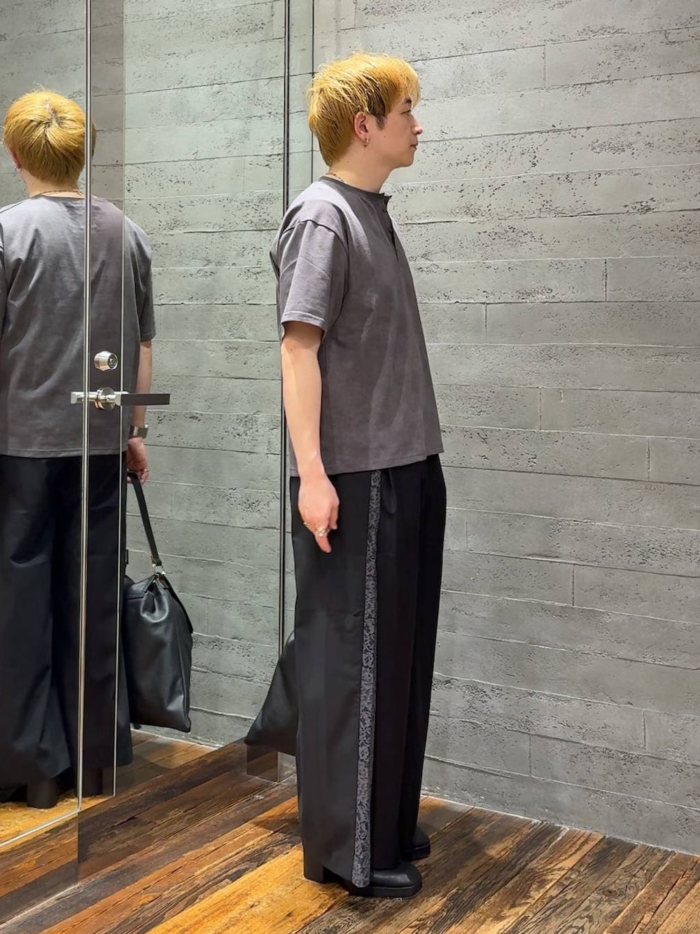 ブラック系のその他パンツ、ブラック系のサンダル、ブラック系のトートバッグを着用したメンズの夏コーディネートの2枚目の写真