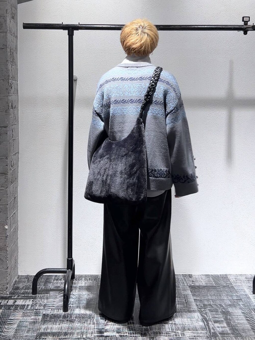 ブラック系のその他パンツ、グレー系のスウェット、グレー系のカーディガン/ボレロを着用したメンズの冬コーディネートの4枚目の写真