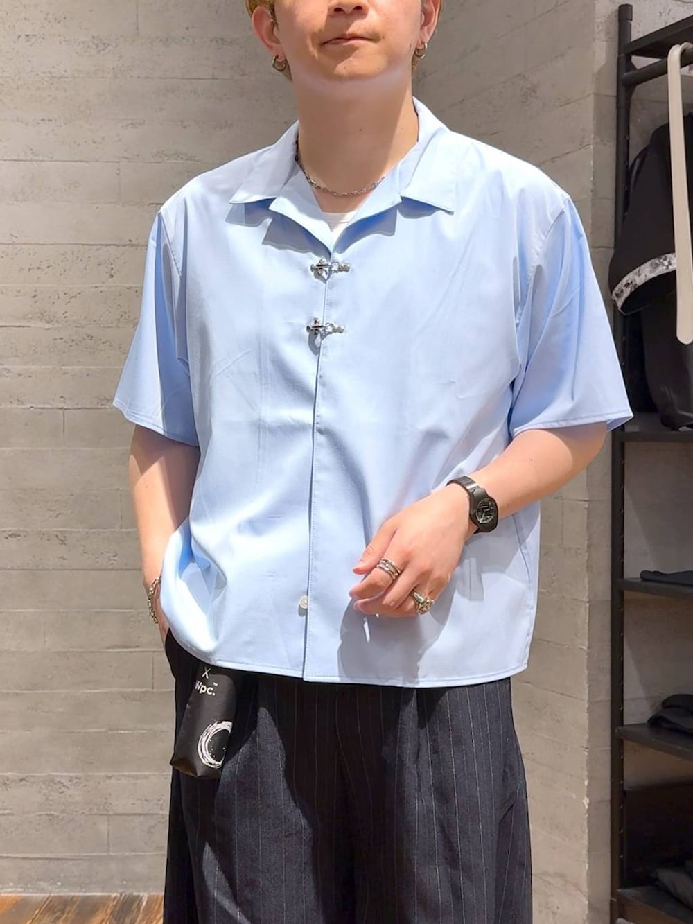 ブラック系のサンダル、ホワイト系のTシャツ/カットソー、ブルー系のスラックスを着用したメンズの夏コーディネートの5枚目の写真