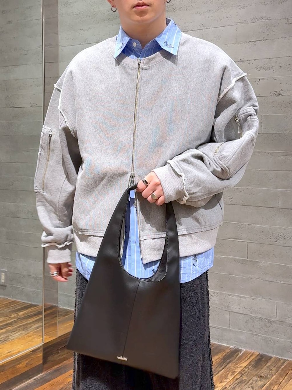 ブラック系のブーツ、ブラック系のデニムパンツ、ブラック系のトートバッグを着用したメンズの春コーディネートの5枚目の写真