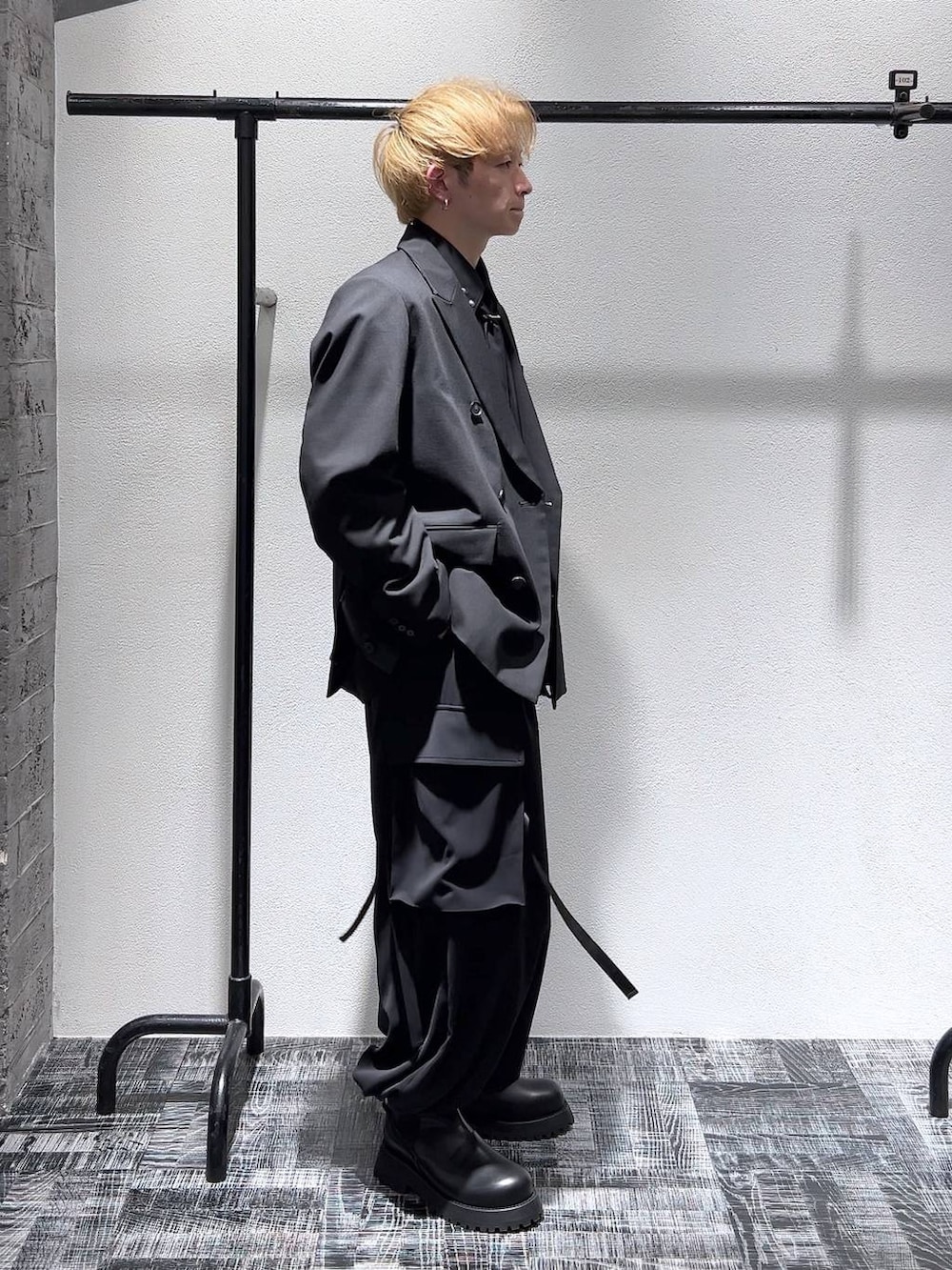 ブラック系のブーツ、ブラック系のテーラードジャケット、ブラック系のシャツ/ブラウスを着用したメンズの冬コーディネートの4枚目の写真