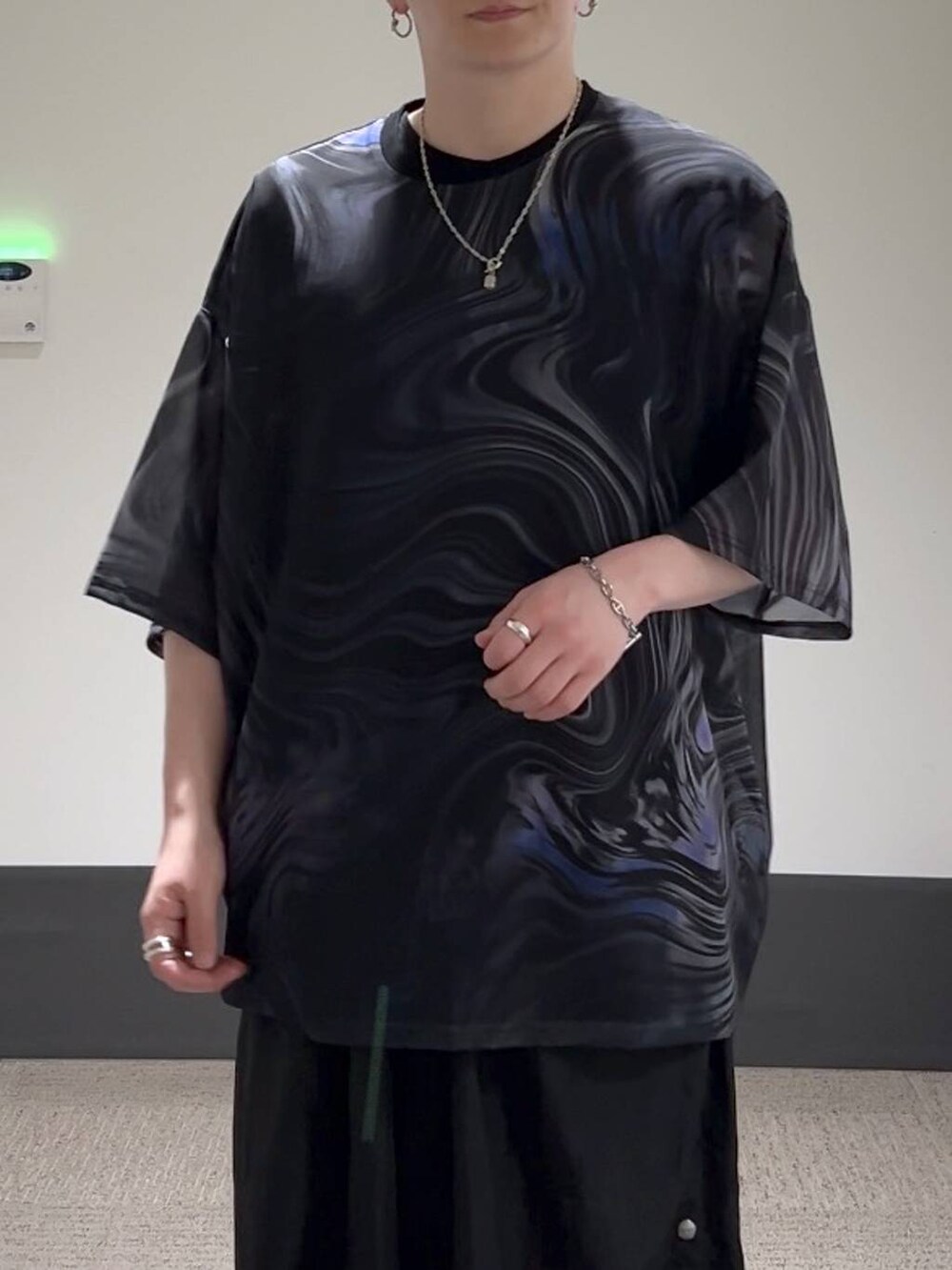 ブラック系のTシャツ/カットソー、ブラック系のドレスシューズ、ブラック系のTシャツ/カットソーを着用したメンズの夏コーディネートの4枚目の写真