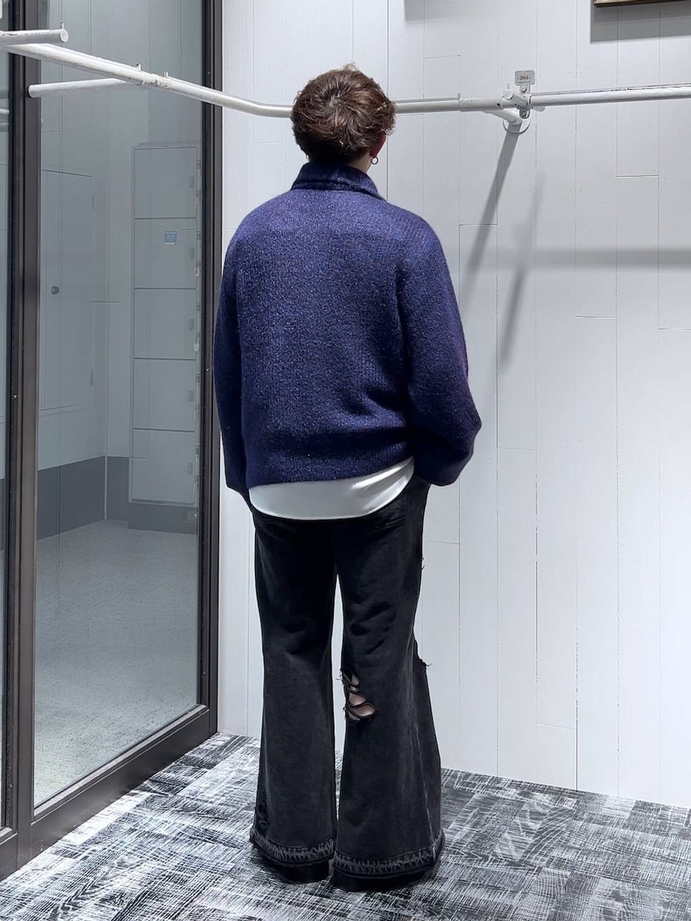 「低身長、きれいめ、モード、オーバーサイズ、HARE、シャツ、ニット、セールコーデ、スウェットパンツ」｜「HAREの【SET UP対応】TOROMIシシュウシャツ(HARE)（シャツ/ブラウス、ホワイト系）」を使った、HARE     もりたいさん（メンズ・168cm）の秋コーディネートの3枚目の写真