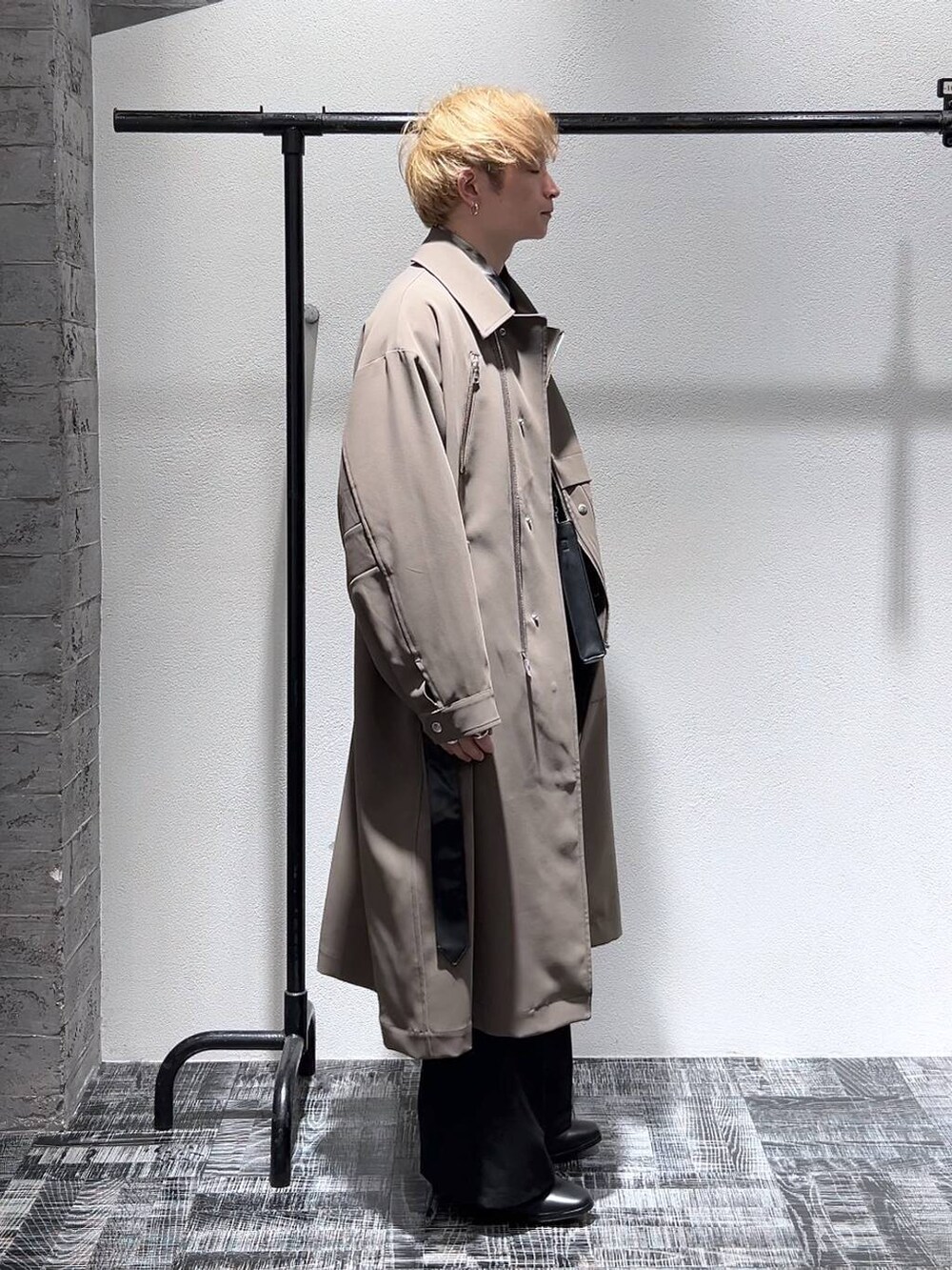 ブラック系のドレスシューズ、ブラック系のショルダーバッグ、ブラック系のシャツ/ブラウスを着用したメンズの冬コーディネートの3枚目の写真