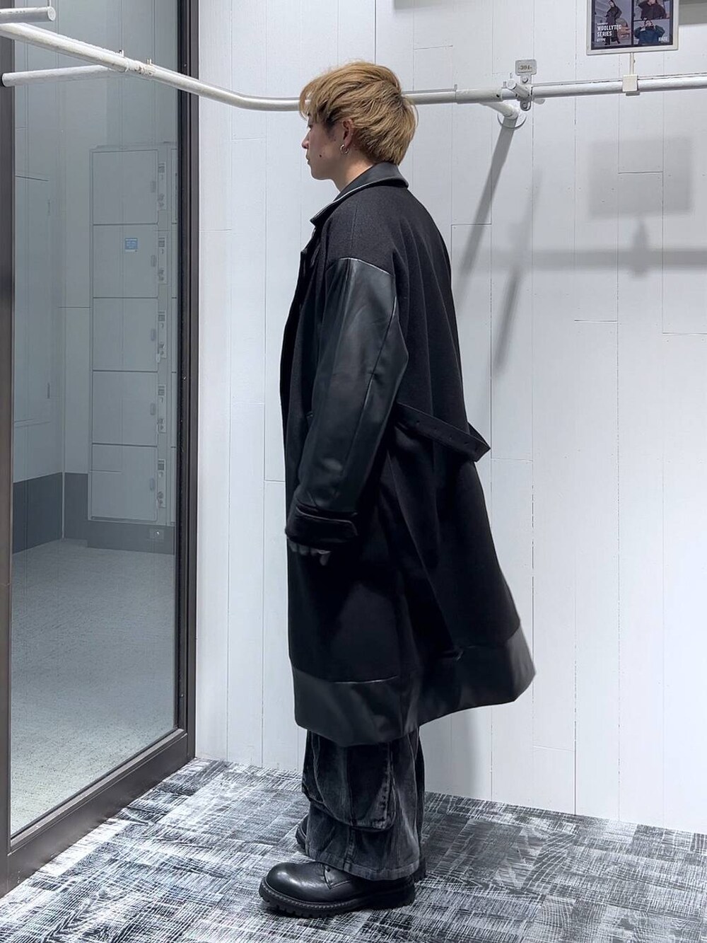 ブラック系のトレンチコート、ブラック系のその他シューズ、グレー系のニット/セーターを着用したメンズの秋コーディネートの4枚目の写真