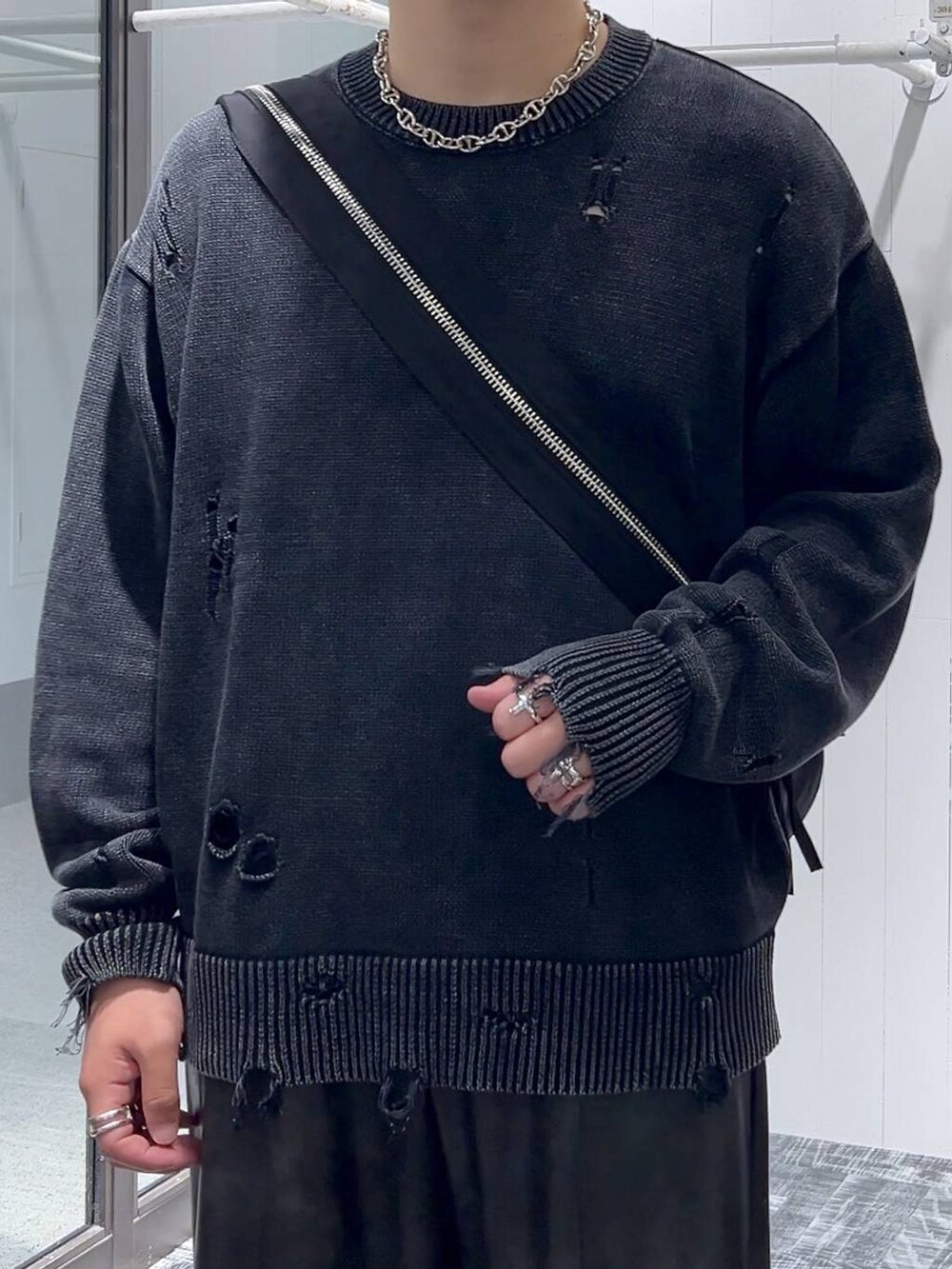 ブラック系のその他パンツ、ブラック系のブーツ、ブラック系のニット/セーターを着用したメンズの秋コーディネートの5枚目の写真