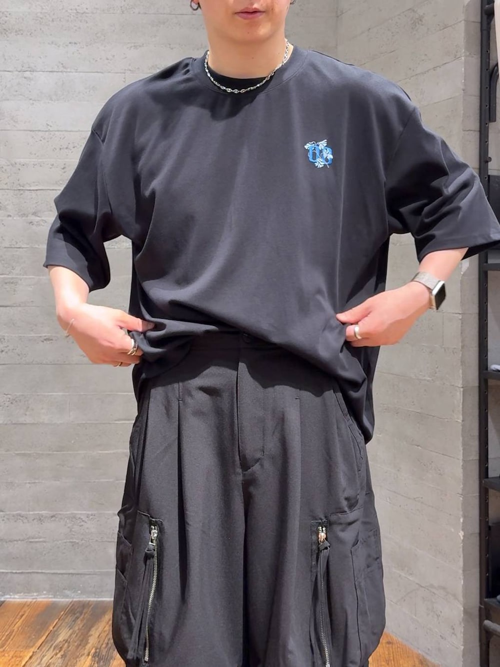 ブラック系のTシャツ/カットソー、ブラック系のサンダル、ブラック系のカーゴパンツを着用したメンズの夏コーディネートの4枚目の写真