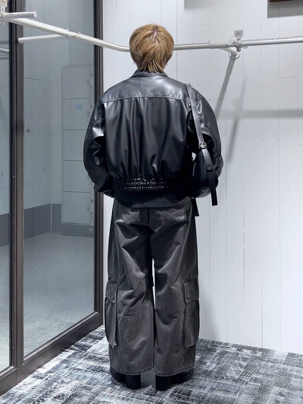 「カジュアル、低身長、きれいめ、モード、オーバーサイズ、HARE、ワイドパンツ、ブルゾン、春コーデ」｜「HAREのステンレスサークルピアス(HARE)（ピアス（片耳用）、シルバー系）」を使った、HARE     もりたいさん（メンズ・168cm）の冬コーディネートの3枚目の写真