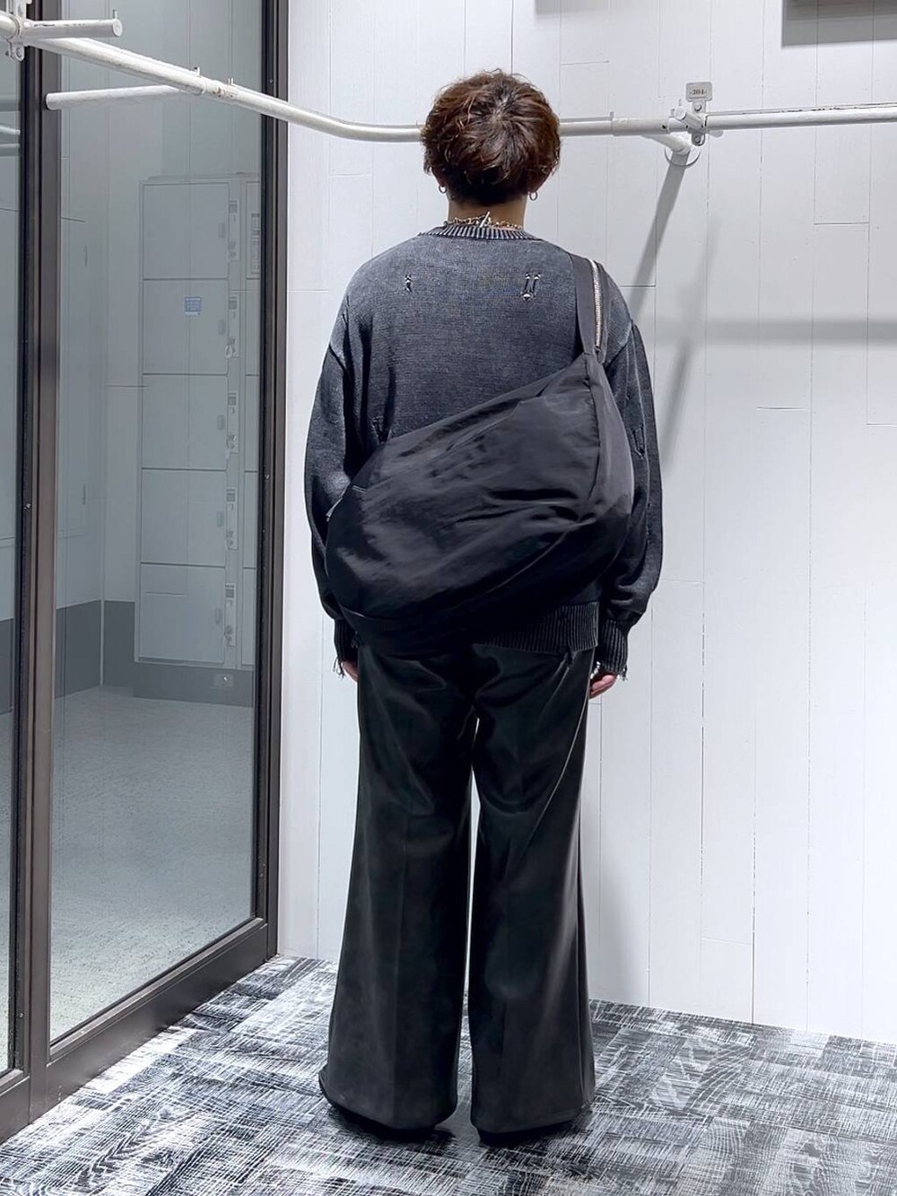 ブラック系のその他パンツ、ブラック系のブーツ、ブラック系のニット/セーターを着用したメンズの秋コーディネートの4枚目の写真