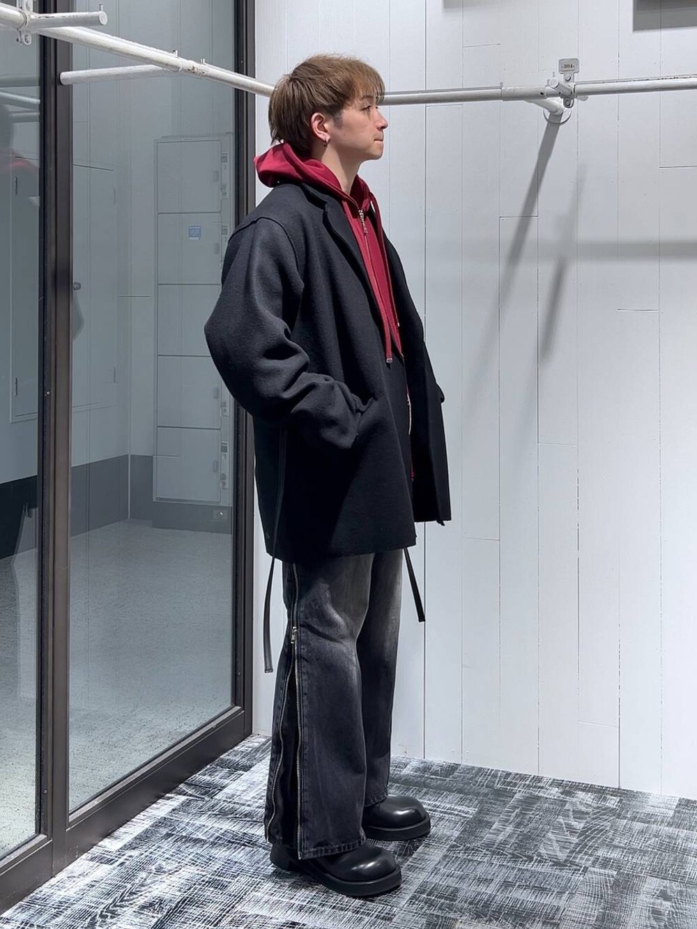 「低身長、きれいめ、モード、オーバーサイズ、HARE、パーカー、セールコーデ、ジャケット、デニムパンツ」｜「HAREのプレミアムウールオーバージャケット(HARE)（テーラードジャケット、ブラック系）」を使った、HARE     もりたいさん（メンズ・168cm）の冬コーディネートの3枚目の写真