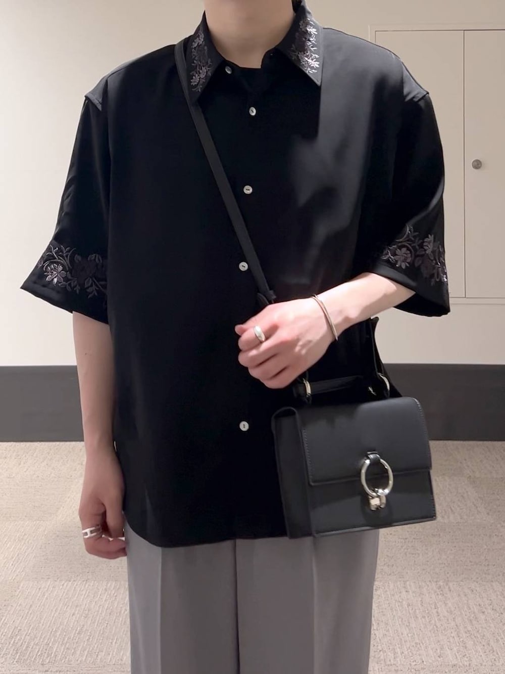 「低身長、きれいめ、オーバーサイズ、HARE、ワイドパンツ、シャツ、ベーシック/シンプル、ショルダーバッグ、夏コーデ」｜「HAREの【SET UP対応】TOROMIワイドパンツ(HARE)（スラックス、グレー系）」を使った、HARE     もりたいさん（メンズ・168cm）の春コーディネートの5枚目の写真