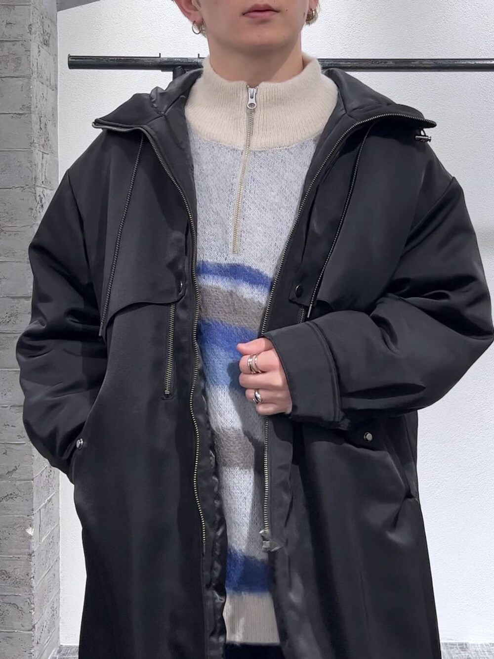 ブラック系のドレスシューズ、ブルー系のデニムパンツ、ホワイト系のニット/セーターを着用したメンズの秋コーディネートの5枚目の写真