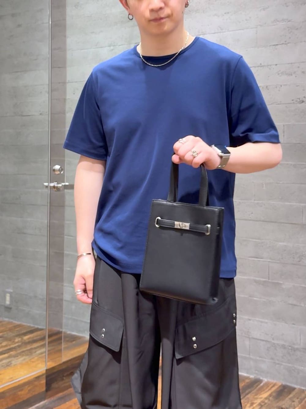 ブラック系のサンダル、ブラック系のカーゴパンツ、ブラック系のショルダーバッグを着用したメンズの夏コーディネートの4枚目の写真