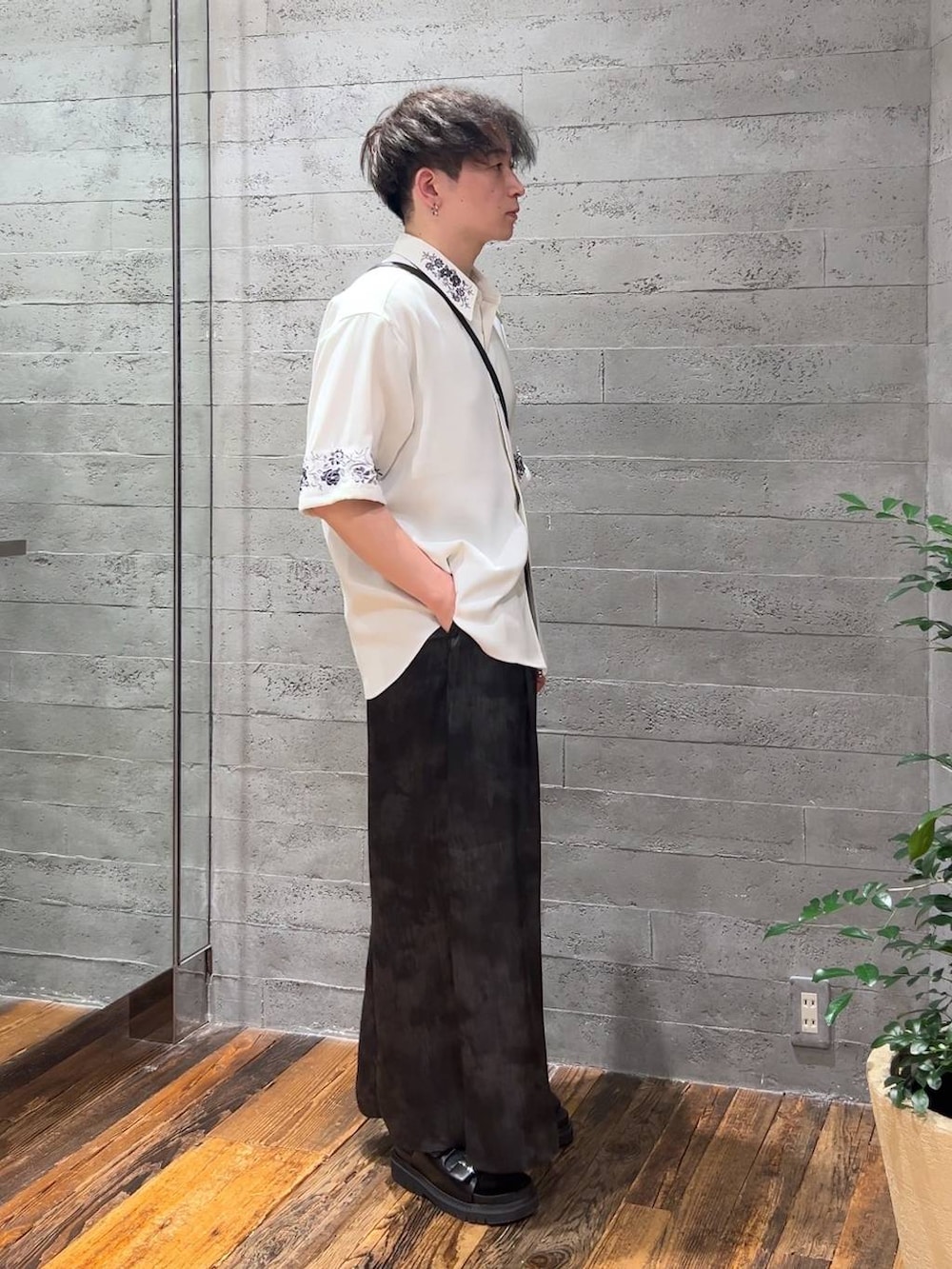 ホワイト系のシャツ/ブラウス、ブラック系のサンダル、グレー系のスラックスを着用したメンズの夏コーディネートの2枚目の写真