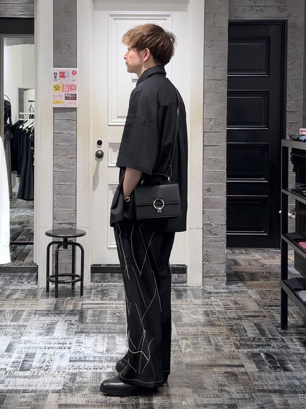 ブラック系のシャツ/ブラウス、ブラック系のショルダーバッグ、ブラック系のドレスシューズを着用したメンズの夏コーディネートの3枚目の写真