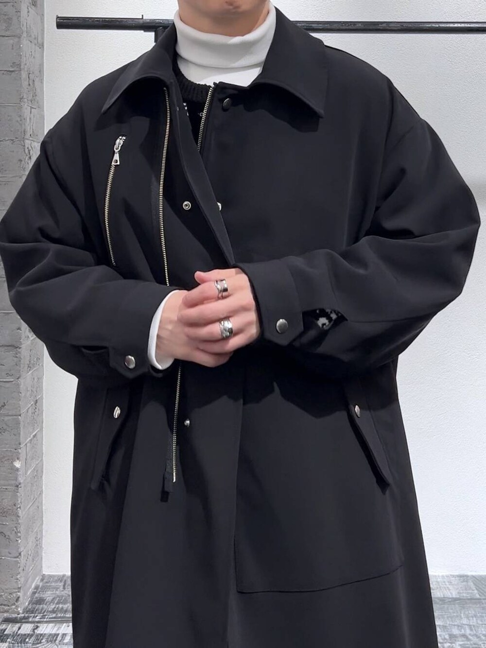 ブラック系のブーツ、ブラック系のカーディガン/ボレロ、ホワイト系のスウェットを着用したメンズの冬コーディネートの6枚目の写真