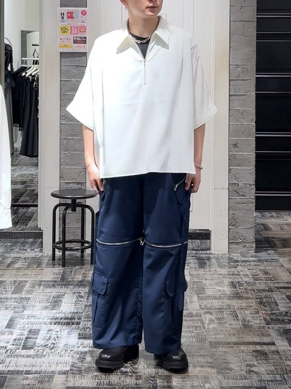 ホワイト系のシャツ/ブラウス、ブルー系のカーゴパンツ、ブラック系のドレスシューズを着用したメンズの夏コーディネートの2枚目の写真