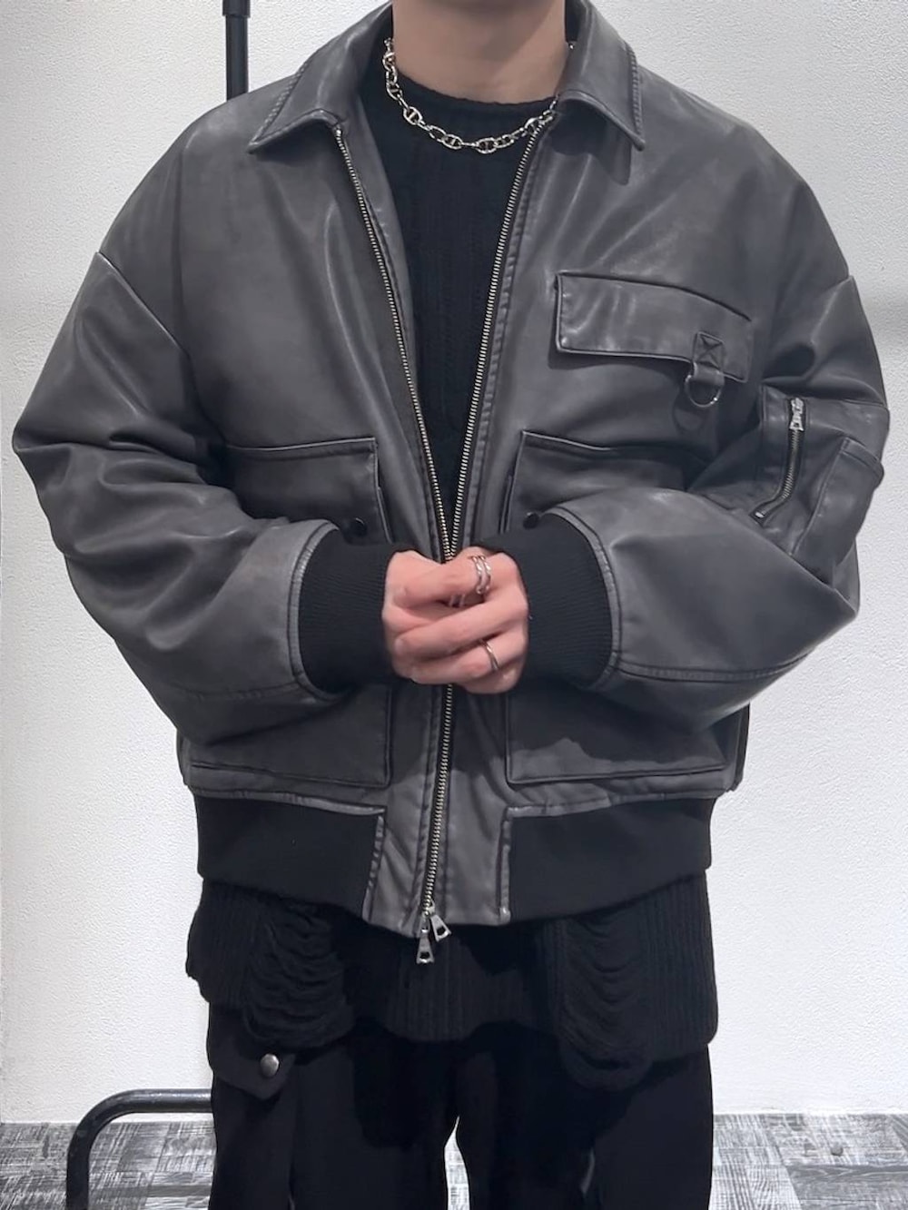 ブラック系のドレスシューズ、ブラック系のカーゴパンツ、グレー系のブルゾンを着用したメンズの冬コーディネートの5枚目の写真