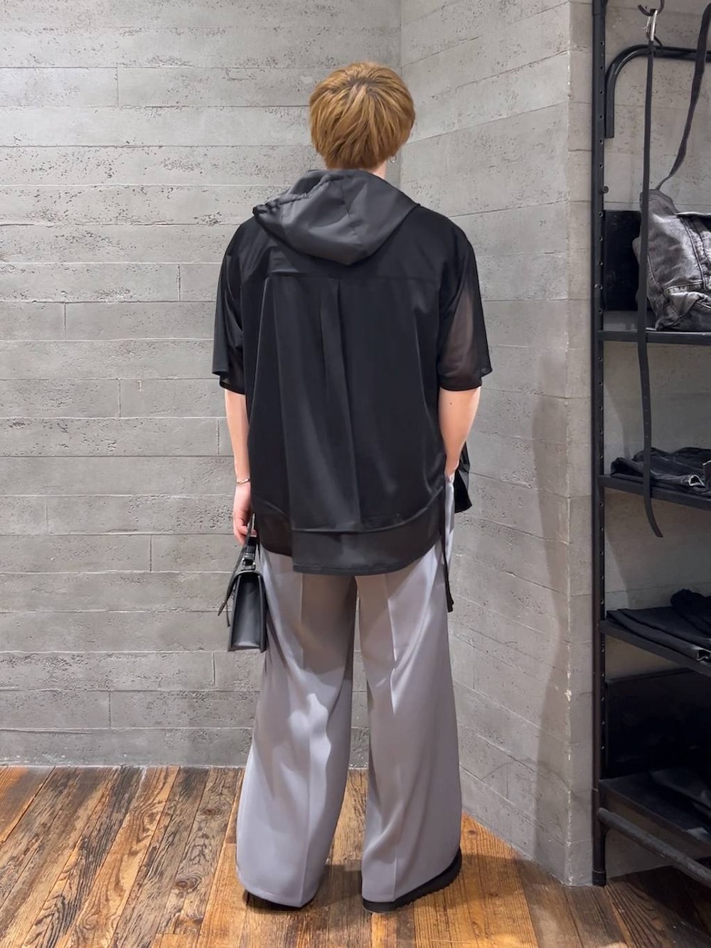 「モード、オーバーサイズ、HARE、ワイドパンツ、タンクトップ、シャツ、夏コーデ、低身長、きれいめ」|「HAREの【SET UP対応】TOROMIワイドパンツ(HARE)(スラックス、グレー系)」を使った、HARE もりたいさん(メンズ・168cm)の春コーディネートの3枚目の写真