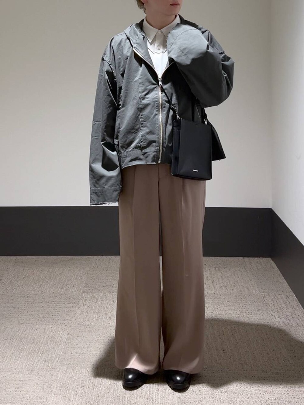 ピンク系のスラックス、ホワイト系のシャツ/ブラウス、ブラック系のドレスシューズを着用したメンズの冬コーディネートの2枚目の写真