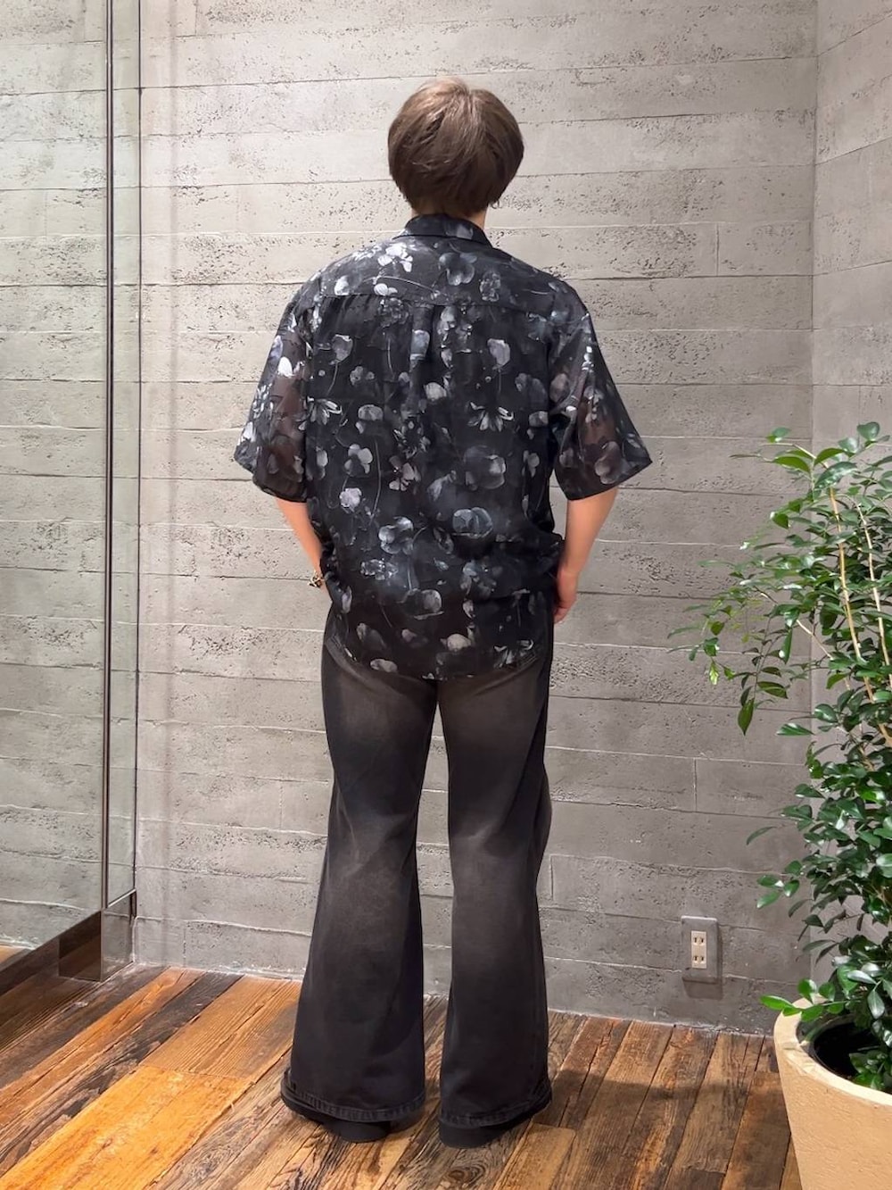 ブラック系のサンダル、ブラック系のデニムパンツ、ブラック系のシャツ/ブラウスを着用したメンズの春コーディネートの3枚目の写真
