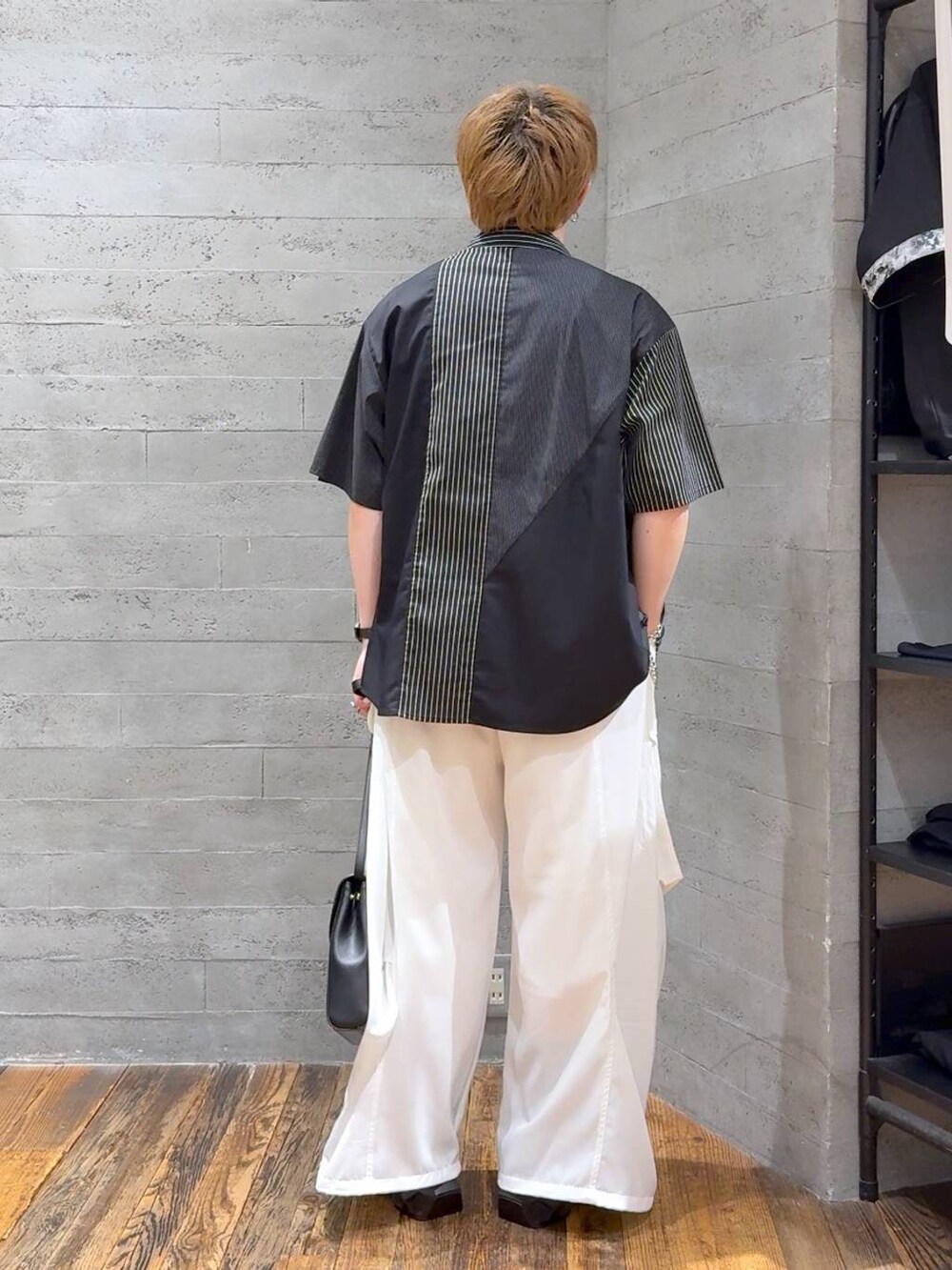 ブラック系のショルダーバッグ、ブラック系のシャツ/ブラウス、ブラック系のサンダルを着用したメンズの夏コーディネートの3枚目の写真