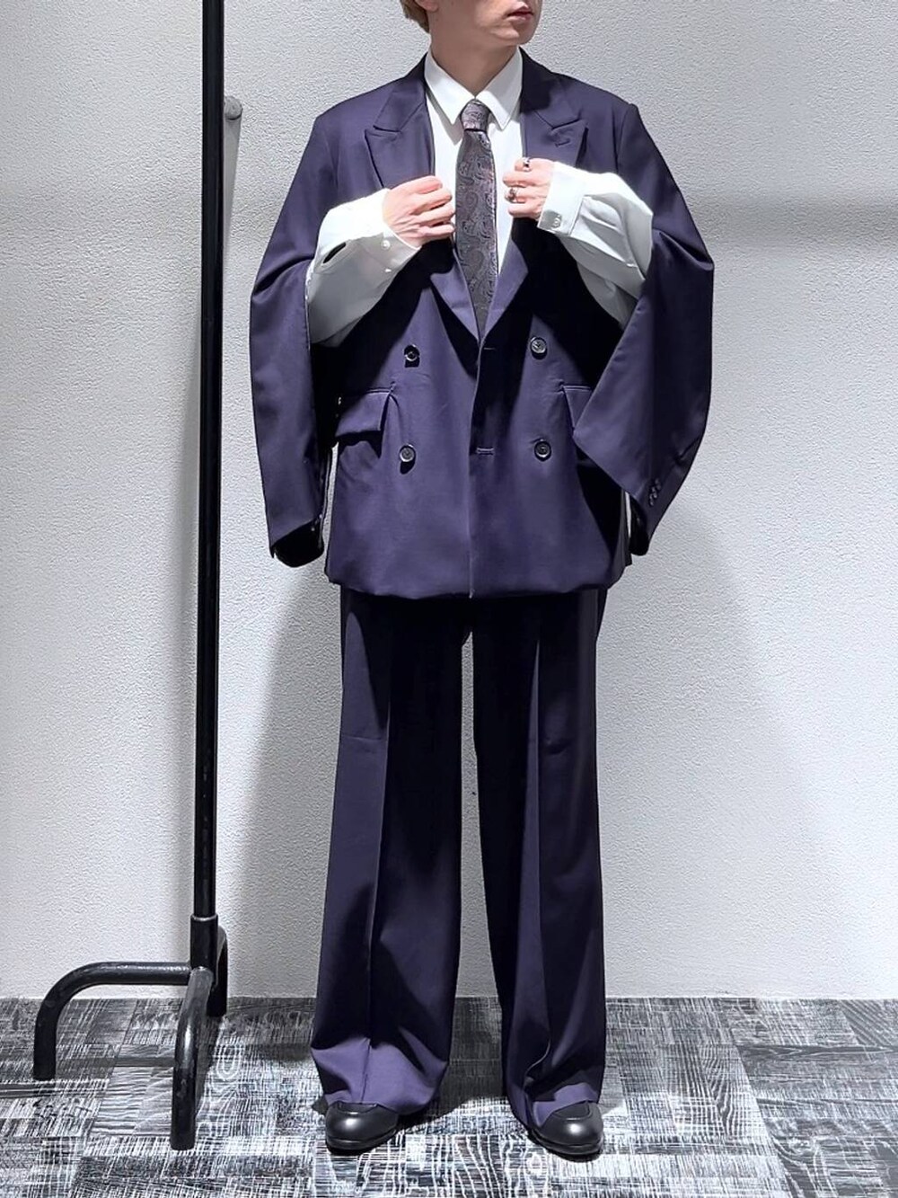 レッド系のネクタイ、ホワイト系のシャツ/ブラウス、ブラック系のブーツを着用したメンズの冬コーディネートの2枚目の写真