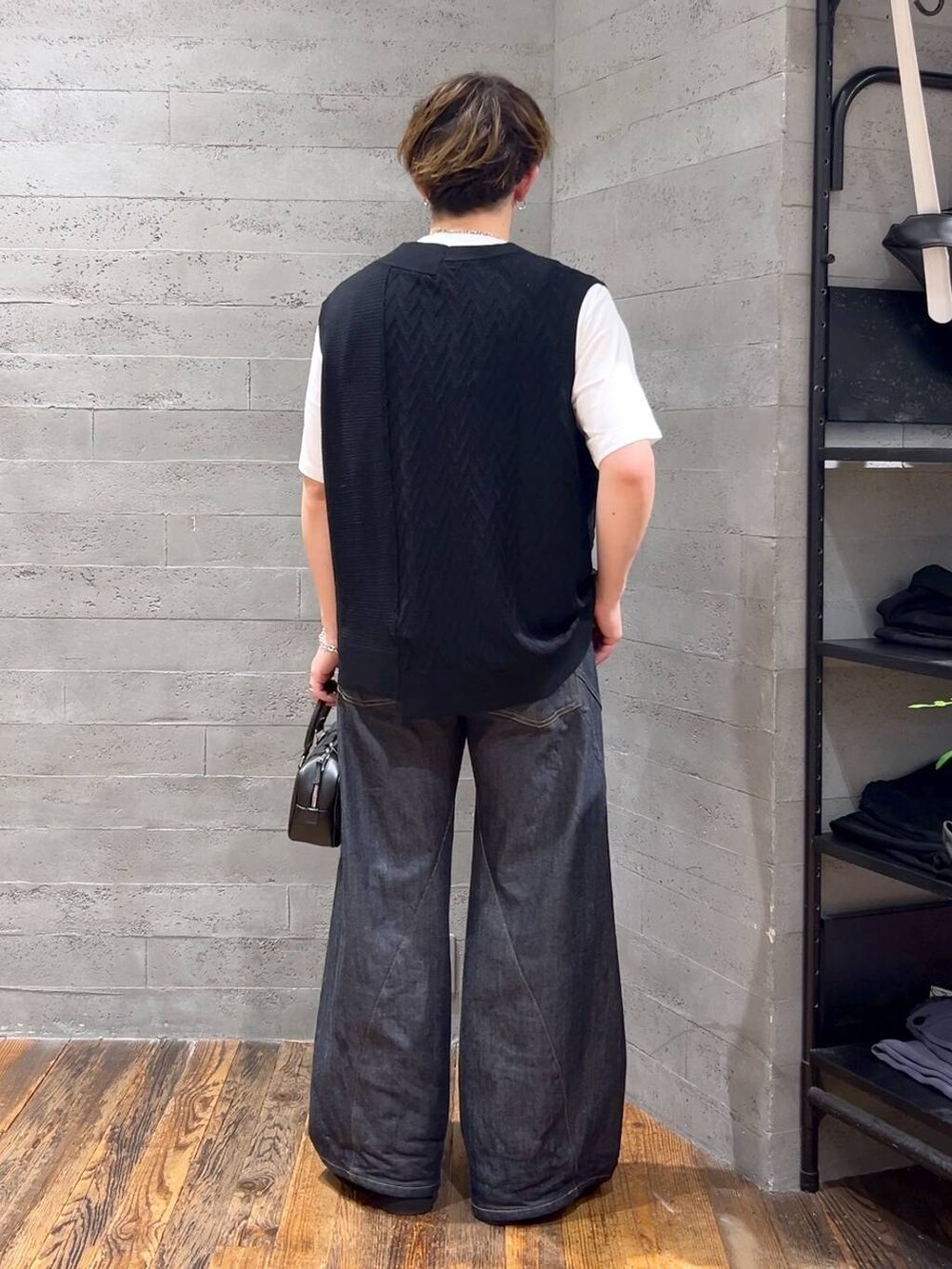 ブルー系のデニムパンツ、ブラック系のローファー、ブラック系のボストンバッグを着用したメンズの夏コーディネートの3枚目の写真