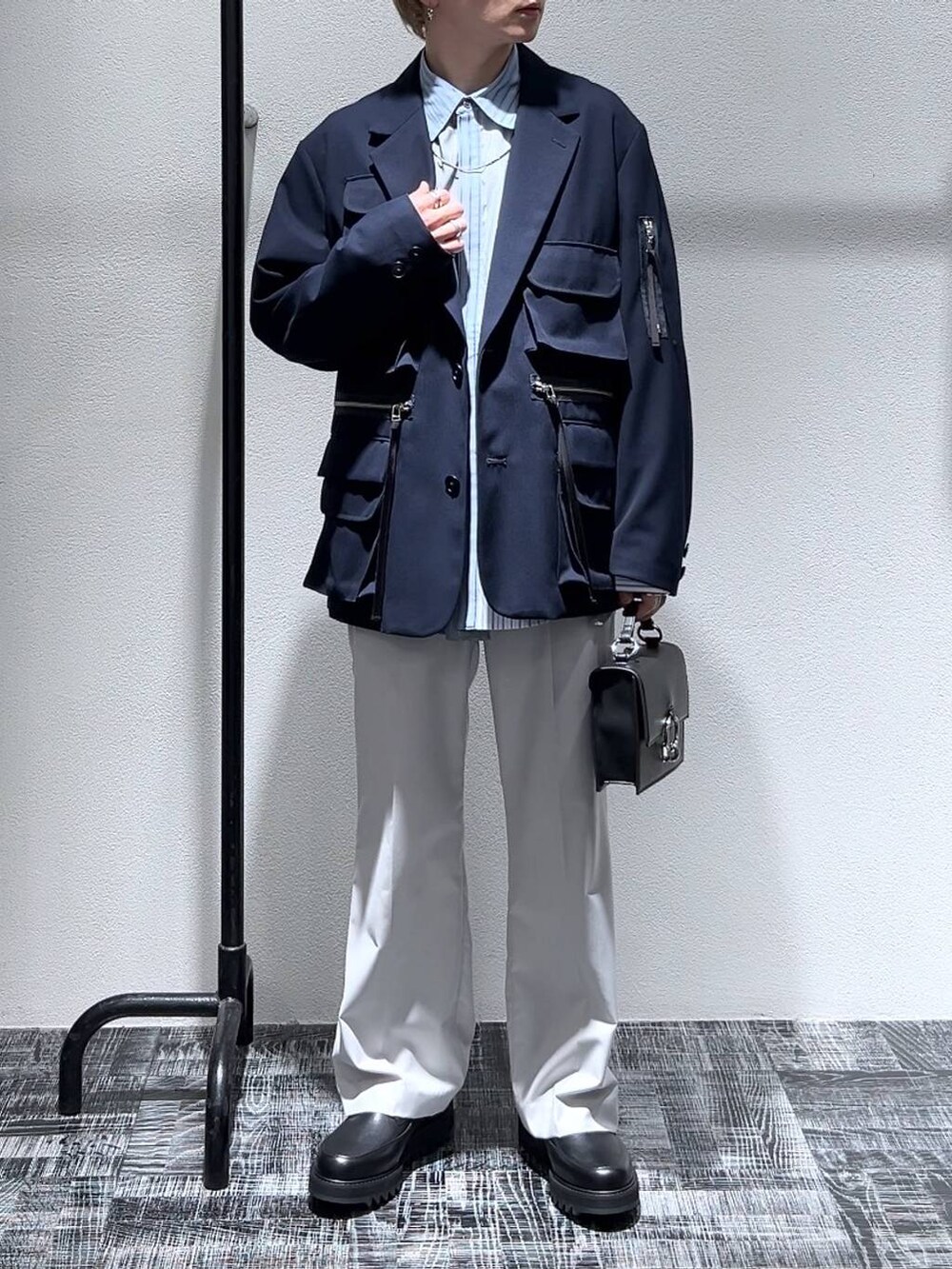 ブルー系のテーラードジャケット、グレー系のスラックス、ブルー系のシャツ/ブラウスを着用したメンズの春コーディネートの2枚目の写真