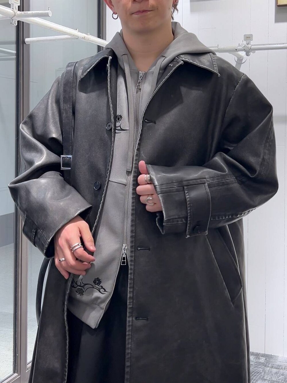「低身長、きれいめ、モード、オーバーサイズ、HARE、ワイドパンツ、コート、パーカー、高見え」|「HAREのMINIシャークハイソールブーツ(HARE)(ブーツ、ブラック系)」を使った、HARE もりたいさん(メンズ・168cm)の冬コーディネートの5枚目の写真