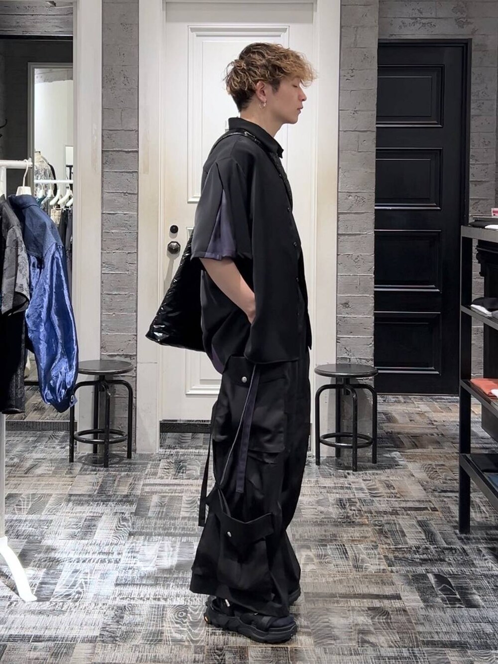 グレー系のTシャツ/カットソー、ブラック系のカーゴパンツ、ブラック系のサンダルを着用したメンズの夏コーディネートの3枚目の写真