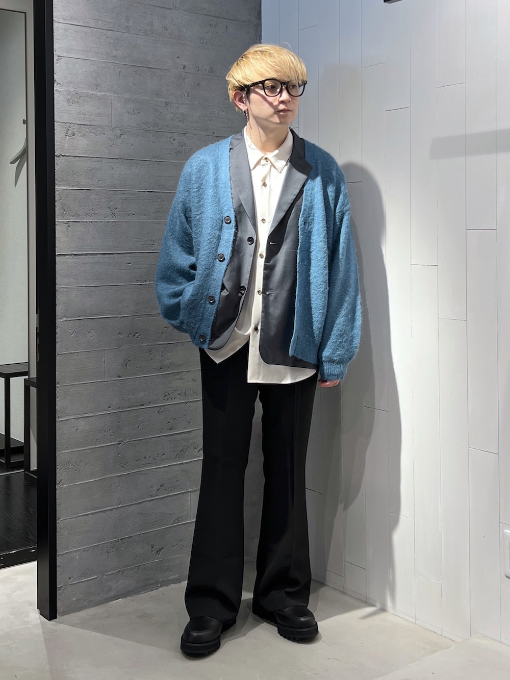 ブルー系のカーディガン/ボレロ、グレー系のテーラードジャケット、ホワイト系のシャツ/ブラウスを着用したメンズの秋コーディネートの2枚目の写真