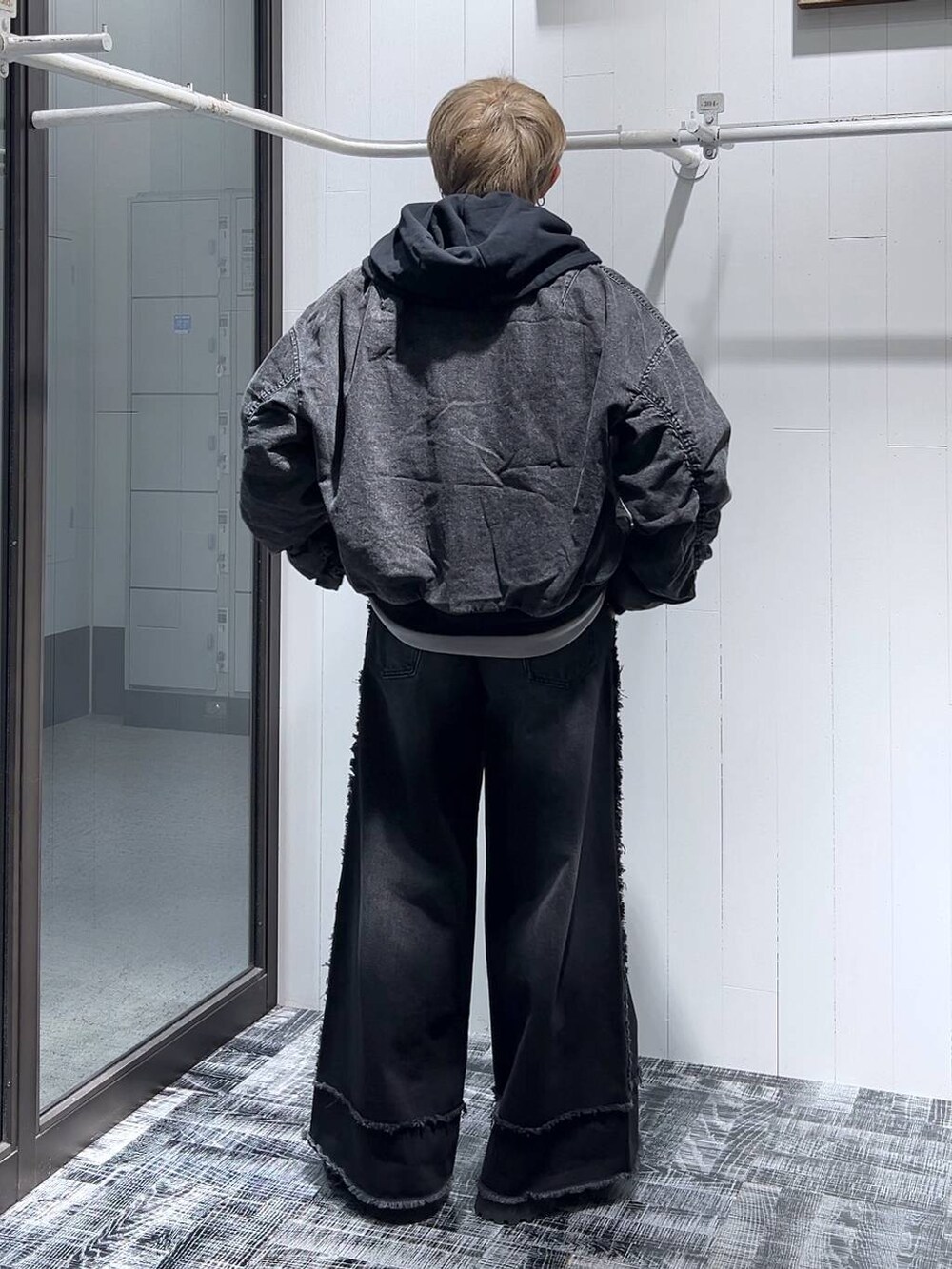 ブラック系のドレスシューズ、ブラック系のデニムパンツ、グレー系のスウェットを着用したメンズの冬コーディネートの3枚目の写真