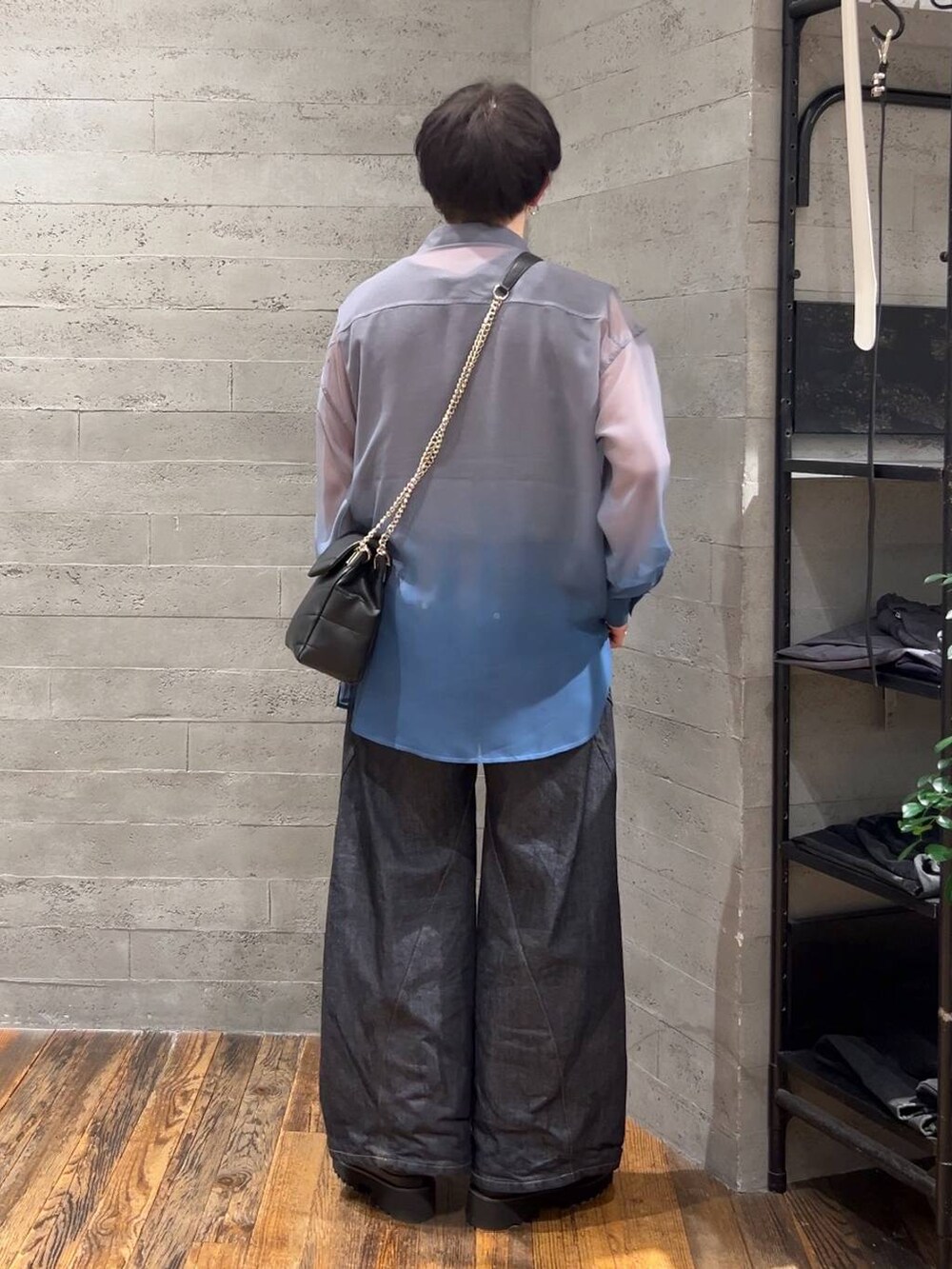 ブラック系のショルダーバッグ、ブルー系のデニムパンツ、ブラック系のサンダルを着用したメンズの春コーディネートの3枚目の写真