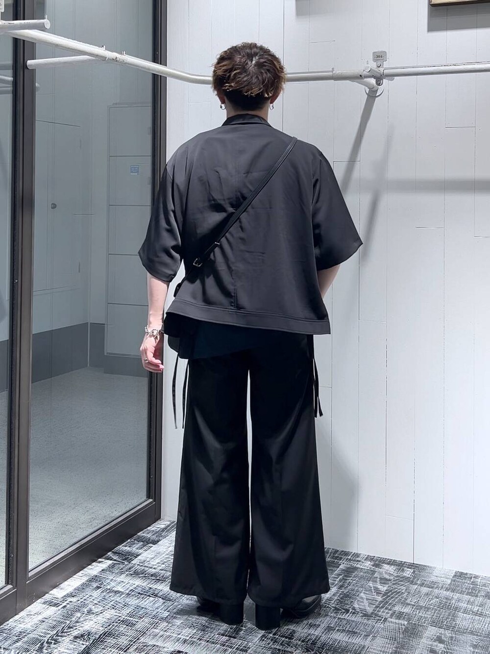 ブラック系のドレスシューズ、ブラック系のショルダーバッグ、ブラック系のシャツ/ブラウスを着用したメンズの夏コーディネートの4枚目の写真