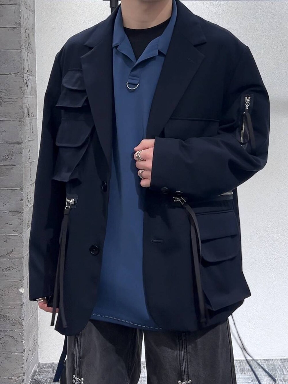 ブルー系のテーラードジャケット、ブラック系のデニムパンツ、ブラック系のドレスシューズを着用したメンズの春コーディネートの5枚目の写真