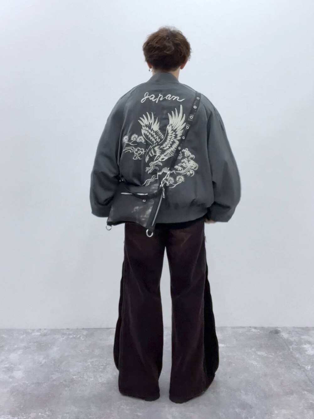 「低身長、きれいめ、オーバーサイズ、HARE、ワイドパンツ、デニムパンツ、ブルゾン、秋コーデ、バッグ」｜「HAREの【SETUP対応】ZIPレイヤードデニムパンツ(HARE)（デニムパンツ、レッド系）」を使った、HARE     もりたいさん（メンズ・168cm）の秋コーディネートの3枚目の写真