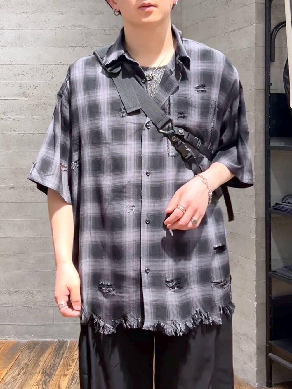 ブラック系のシャツ/ブラウス、ブラック系のサンダル、ブラック系のショルダーバッグを着用したメンズの春コーディネートの5枚目の写真