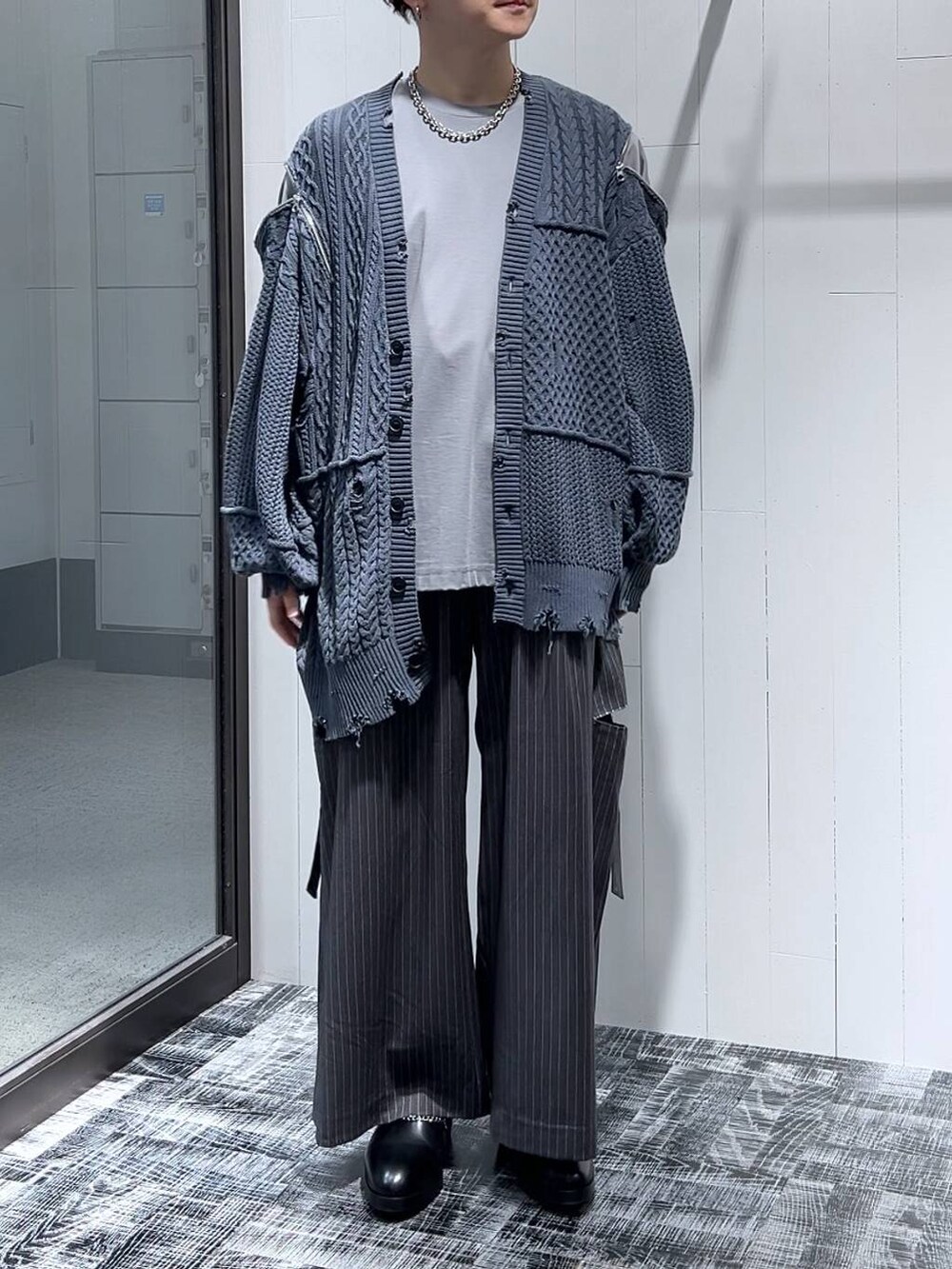 グレー系のTシャツ/カットソー、ブラック系のドレスシューズ、グレー系のその他パンツを着用したメンズの夏コーディネートの2枚目の写真