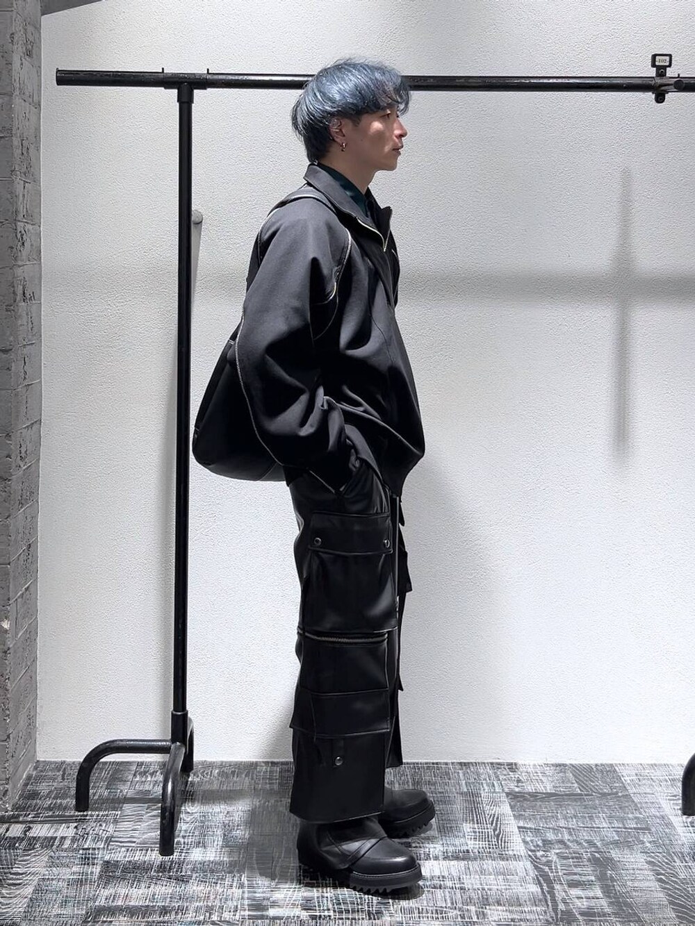 グリーン系のシャツ/ブラウス、ブラック系のスウェット、ブラック系のドレスシューズを着用したメンズの冬コーディネートの3枚目の写真