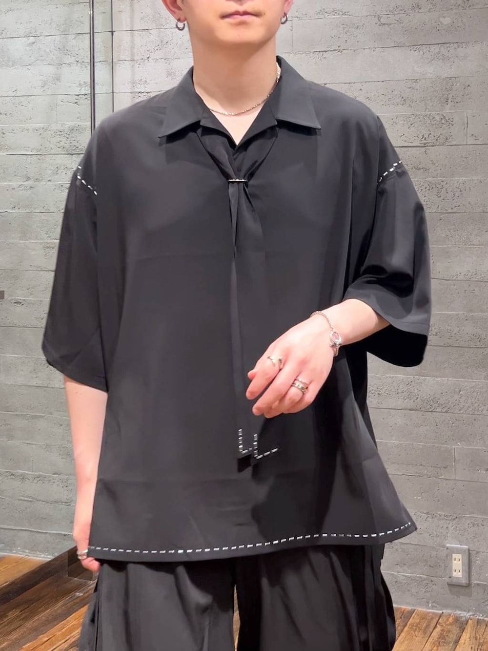 ブラック系のカーゴパンツ、ブラック系のシャツ/ブラウス、ブラック系のローファーを着用したメンズの夏コーディネートの5枚目の写真
