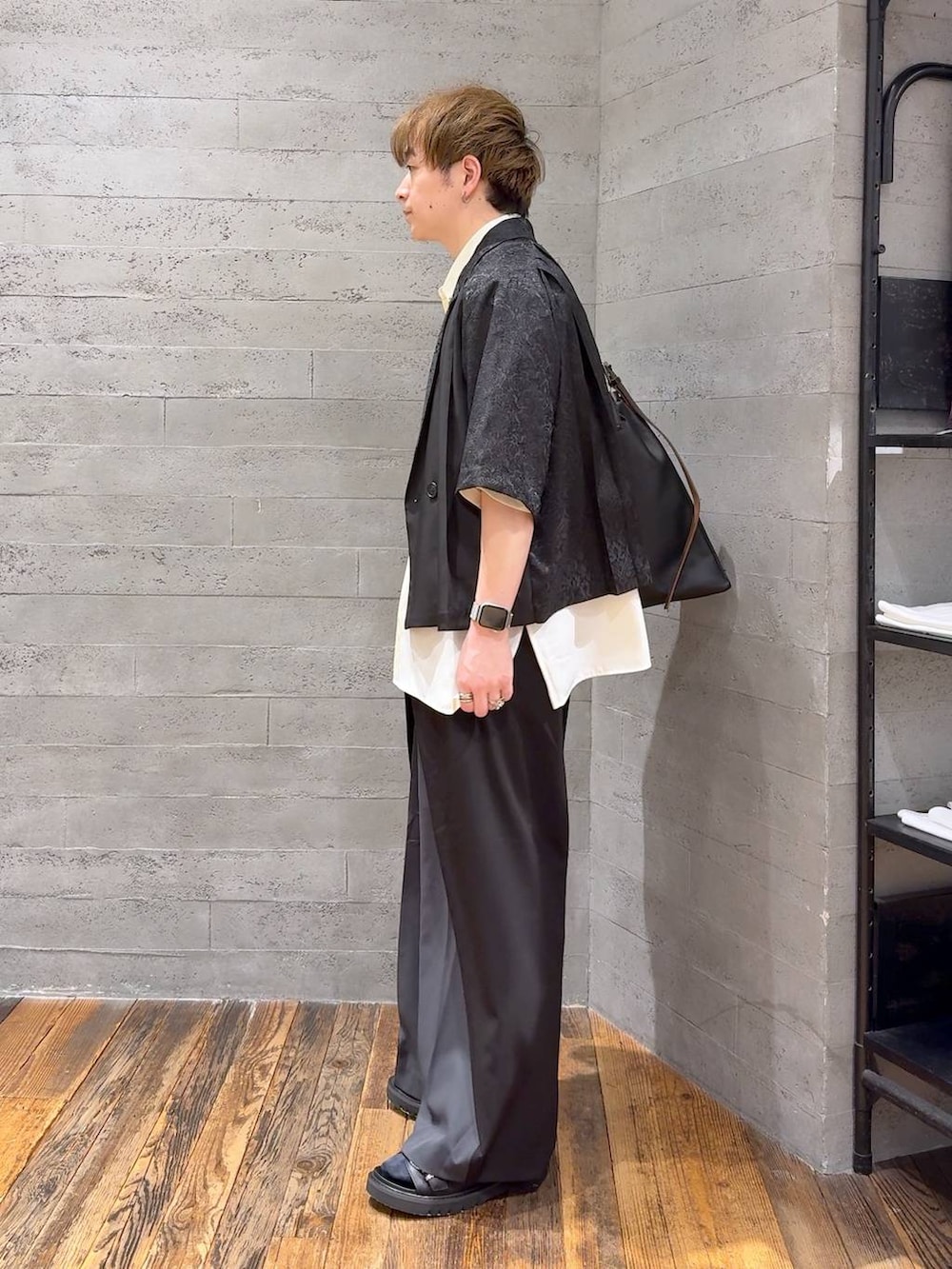 ホワイト系のシャツ/ブラウス、ブラック系のサンダル、ブラック系のトートバッグを着用したメンズの春コーディネートの4枚目の写真