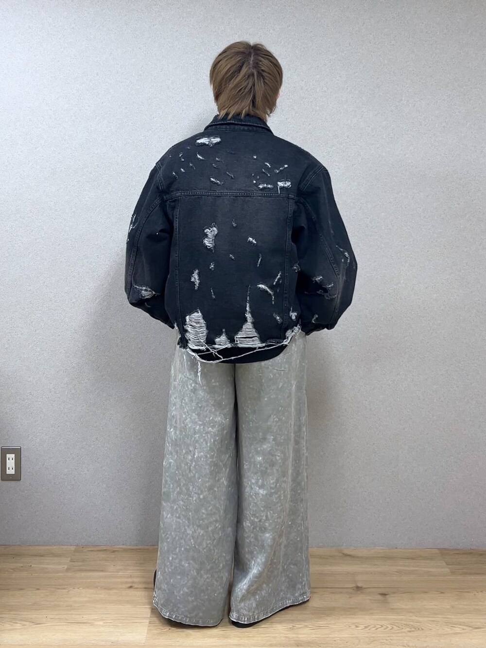 ブラック系のシャツ/ブラウス、ブラック系のドレスシューズ、ブラック系のデニムジャケットを着用したメンズの冬コーディネートの3枚目の写真