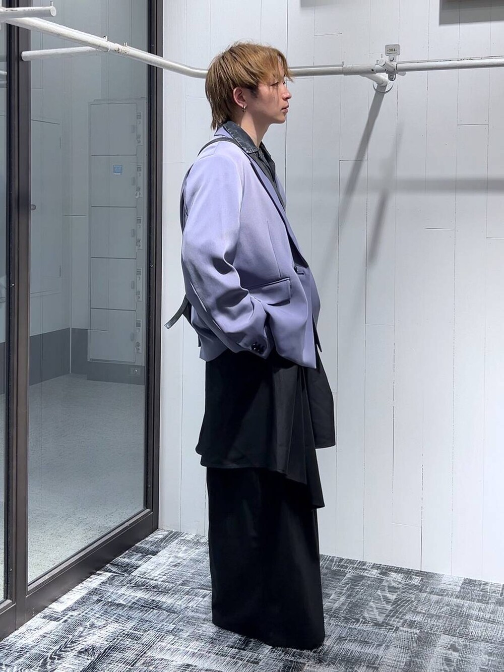 「シャツ、低身長、きれいめ、モード、オーバーサイズ、HARE、ワイドパンツ、ジャケット、ショルダーバッグ」|「HAREのステンレスサークルピアス(HARE)(ピアス(片耳用)、シルバー系)」を使った、HARE もりたいさん(メンズ・168cm)の冬コーディネートの2枚目の写真