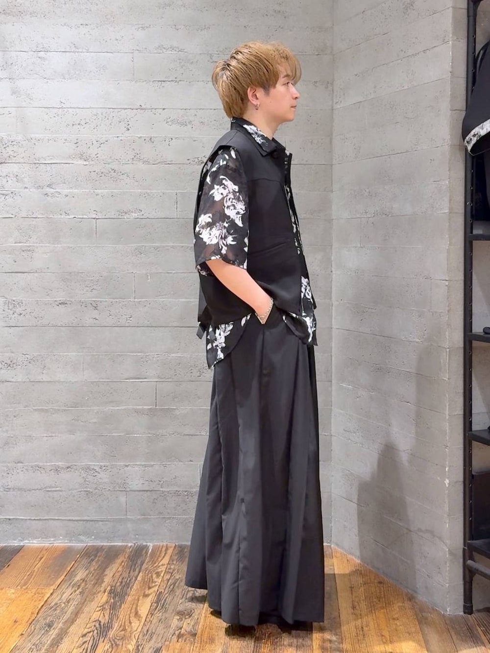 ブラック系のショルダーバッグ、ブラック系のシャツ/ブラウス、ブラック系のサンダルを着用したメンズの夏コーディネートの2枚目の写真