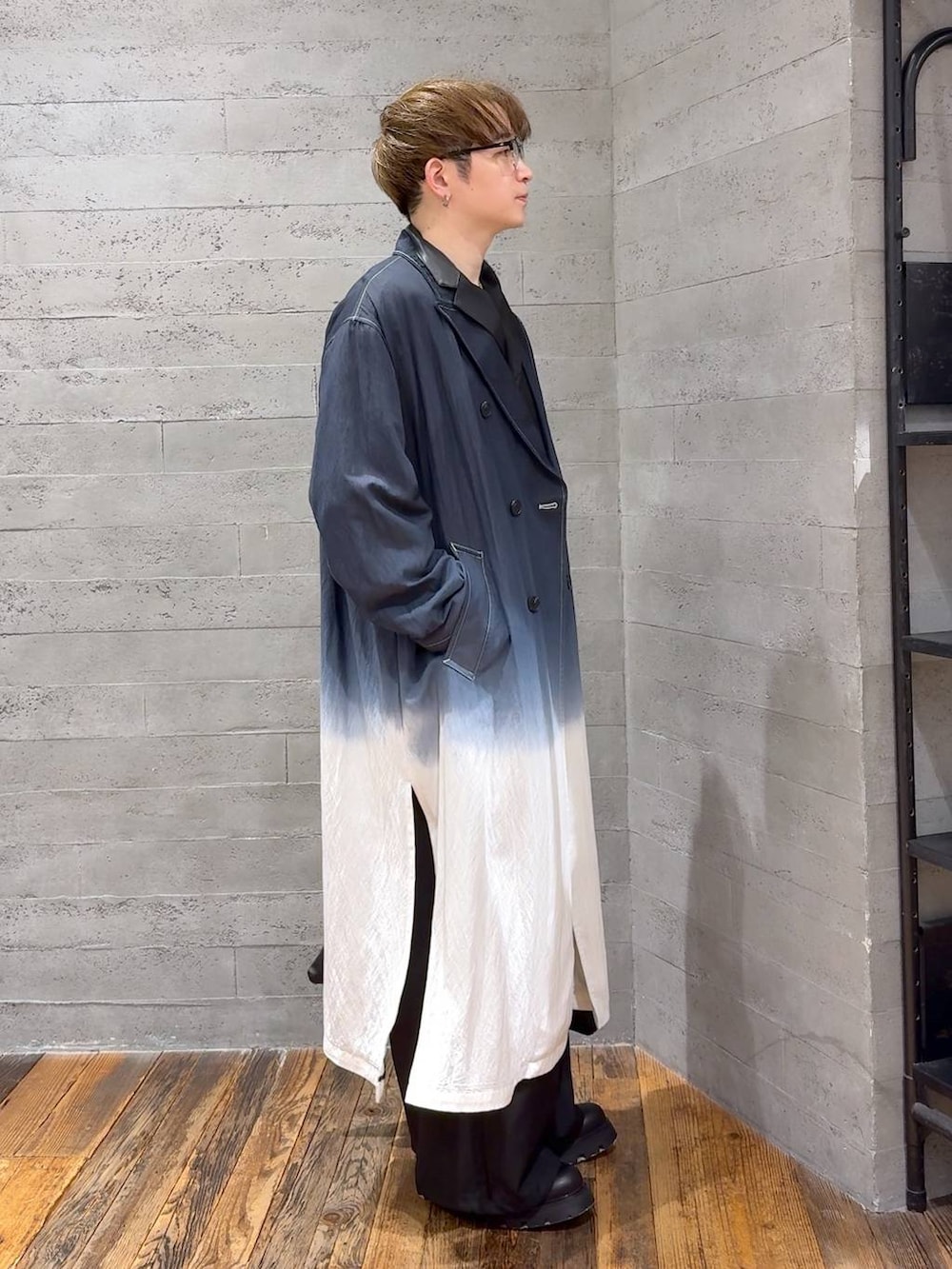 ブラック系のドレスシューズ、ブラック系のトレンチコート、ブラック系のサロペット/オーバーオールを着用したメンズの春コーディネートの2枚目の写真